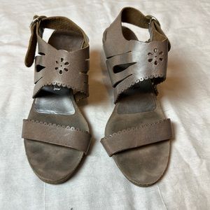 Pedro García heels